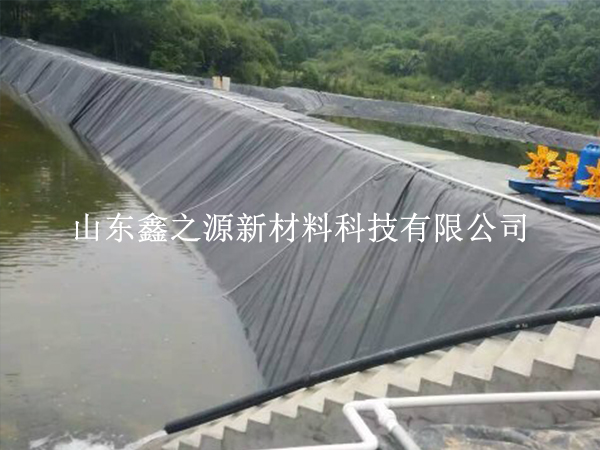 問：魚塘養(yǎng)殖防滲膜的周圍可以貼瓷磚嗎？