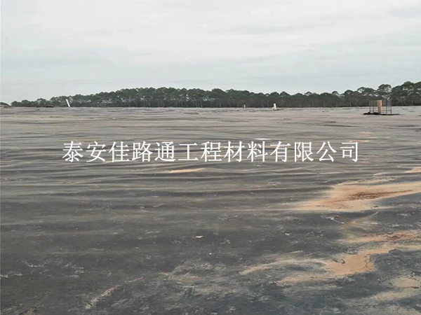 沼氣池黑膜運(yùn)輸“三字訣”：穩(wěn)、護(hù)、查